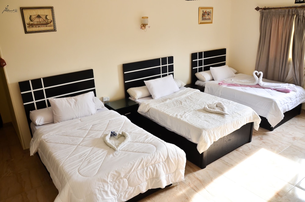 Three Giza Pyramids Inn 23/65