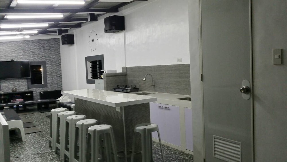 Ervoruto Hostel Makati 21/28