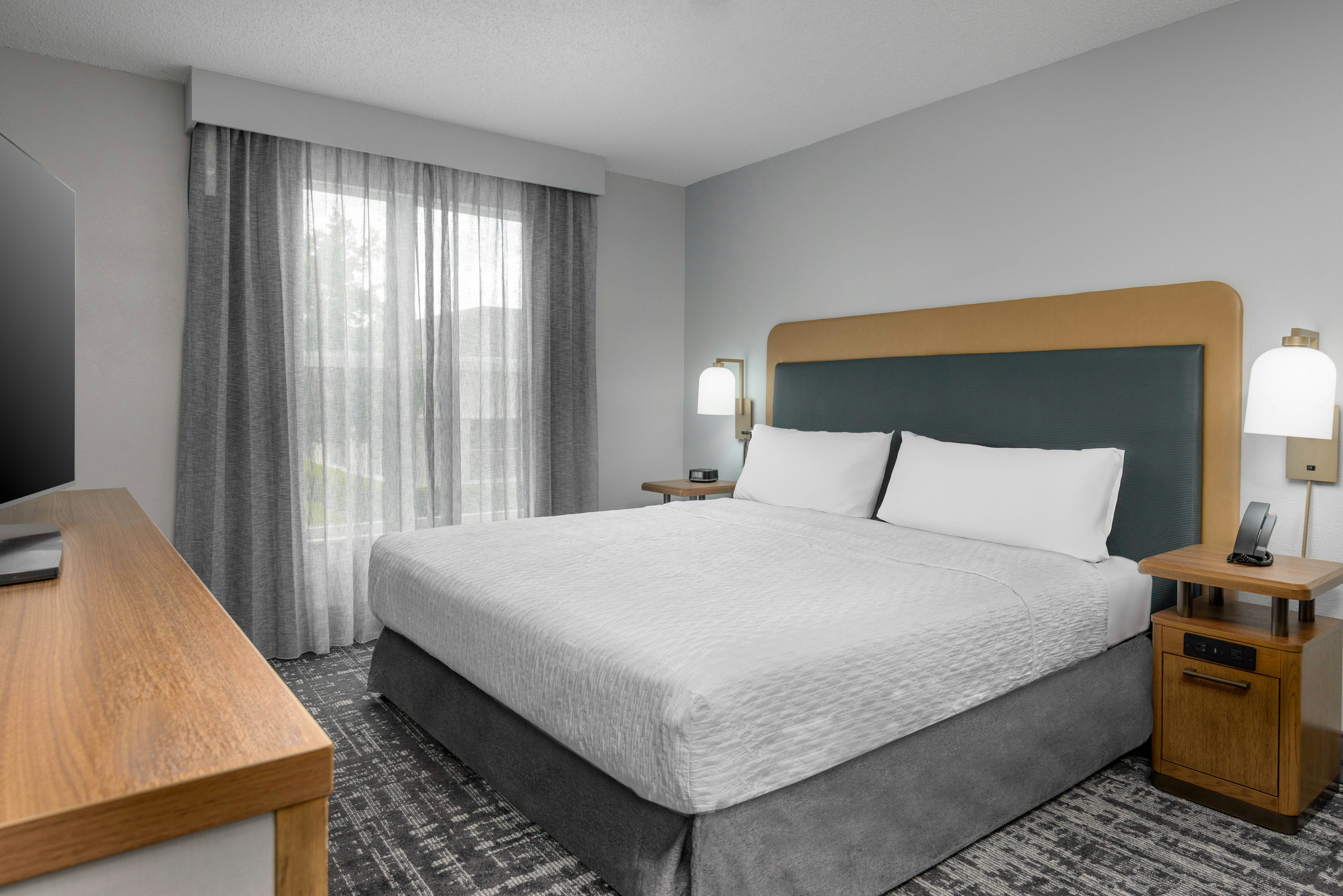 SUITE, KING BED, ACCESSIBLE