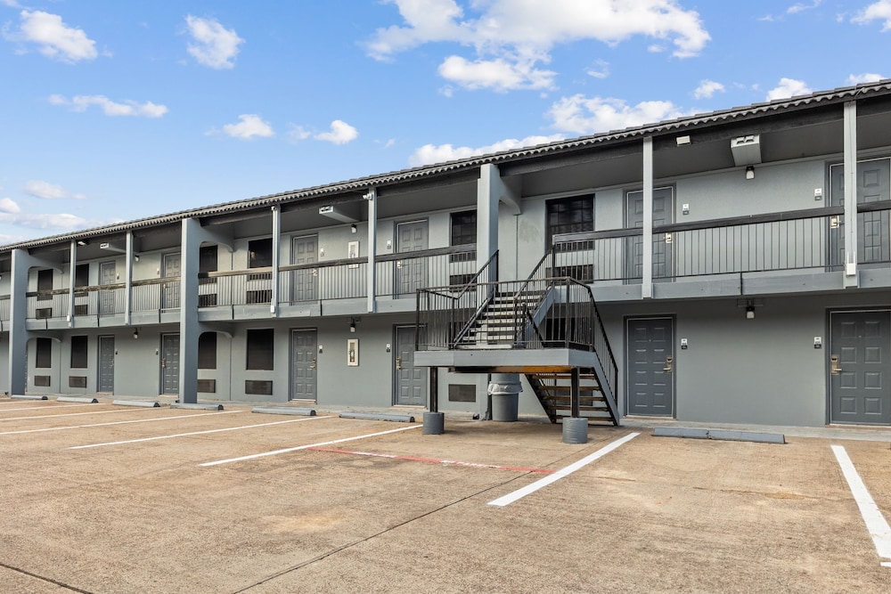 Days Inn & Suites by Wyndham Texas City 3/52