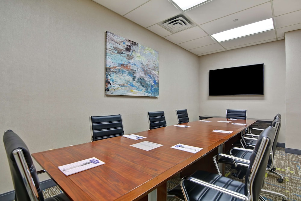 Hampton Inn Suites Newark Harrison Riverwalk 42/60