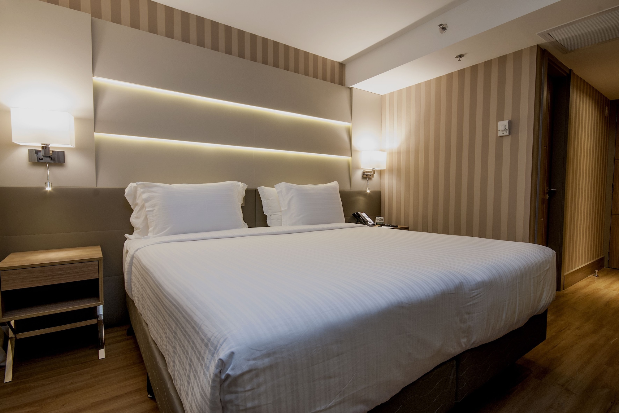 ROOM, DOUBLE BED