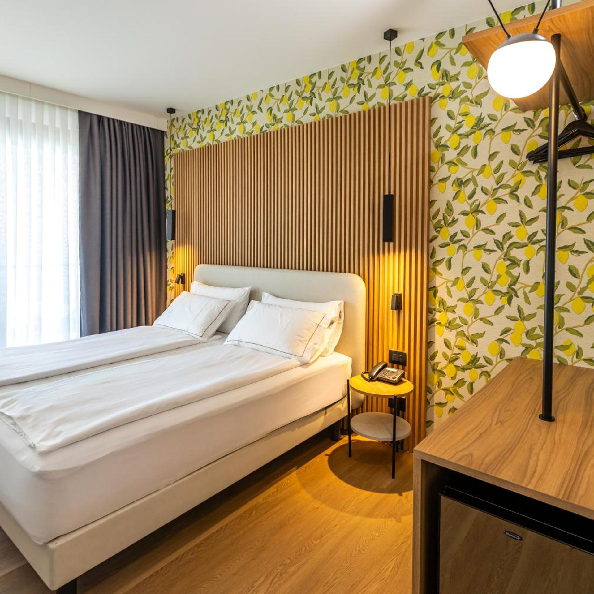 Classic, Double Bed, Lateral Side Lake View