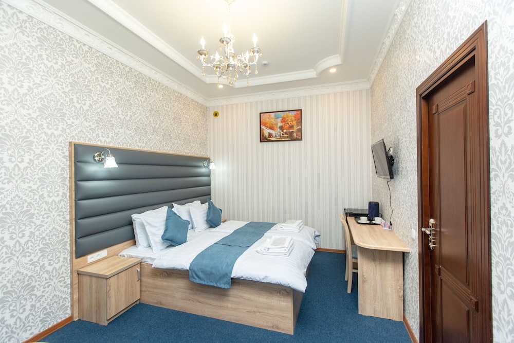 DELUXE, DOUBLE OR TWIN BED