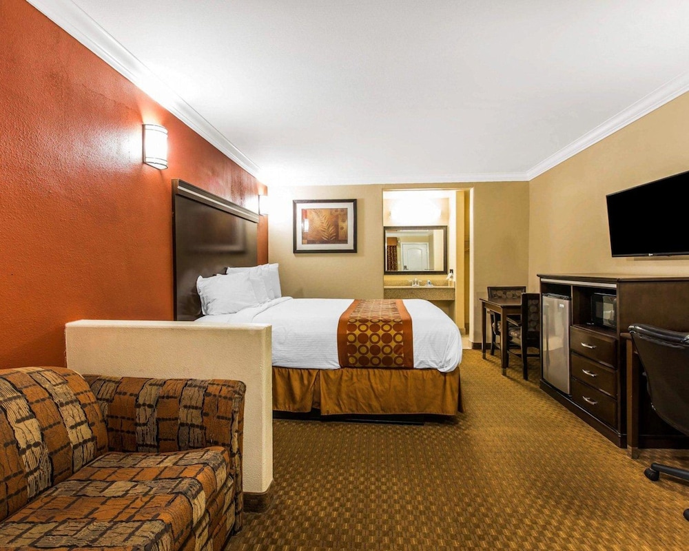 Rodeway Inn and Suites Corona 26/39