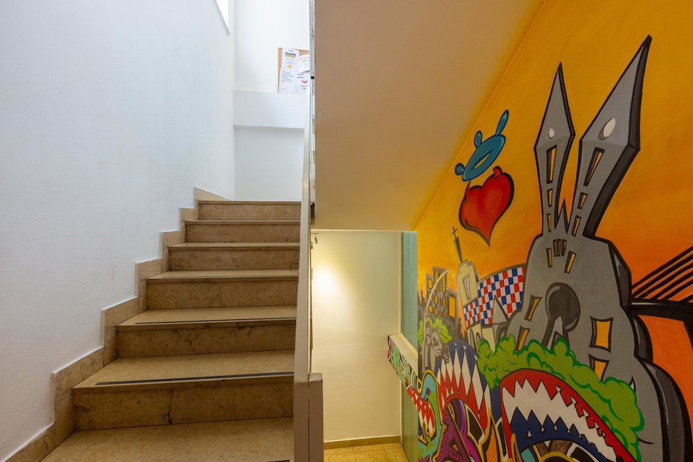 Whole Wide World Hostel & Bar 24/50
