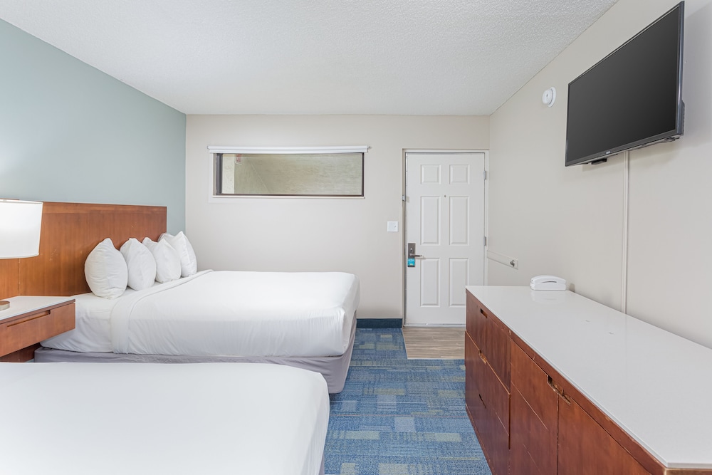 2 ROOMS, 2 QUEEN BEDS, BEACH FRONT