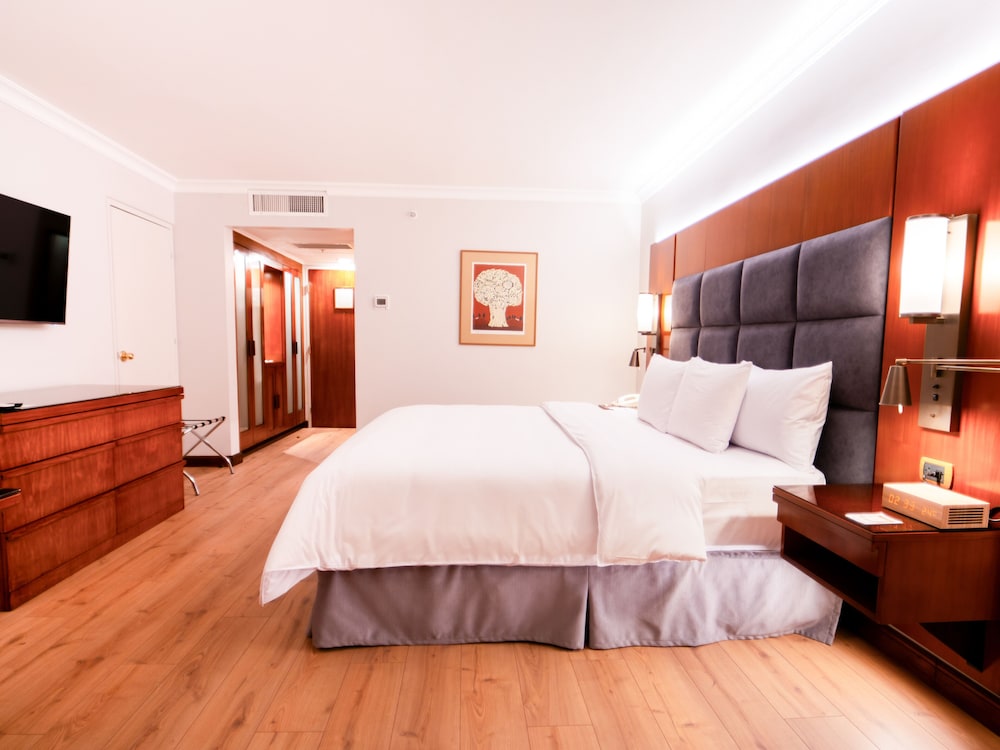 Swiss, King Bed