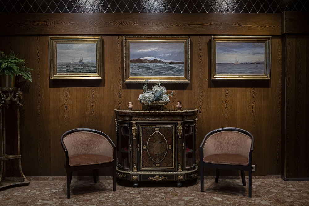 Hotel Holt - The Art Hotel 7/38