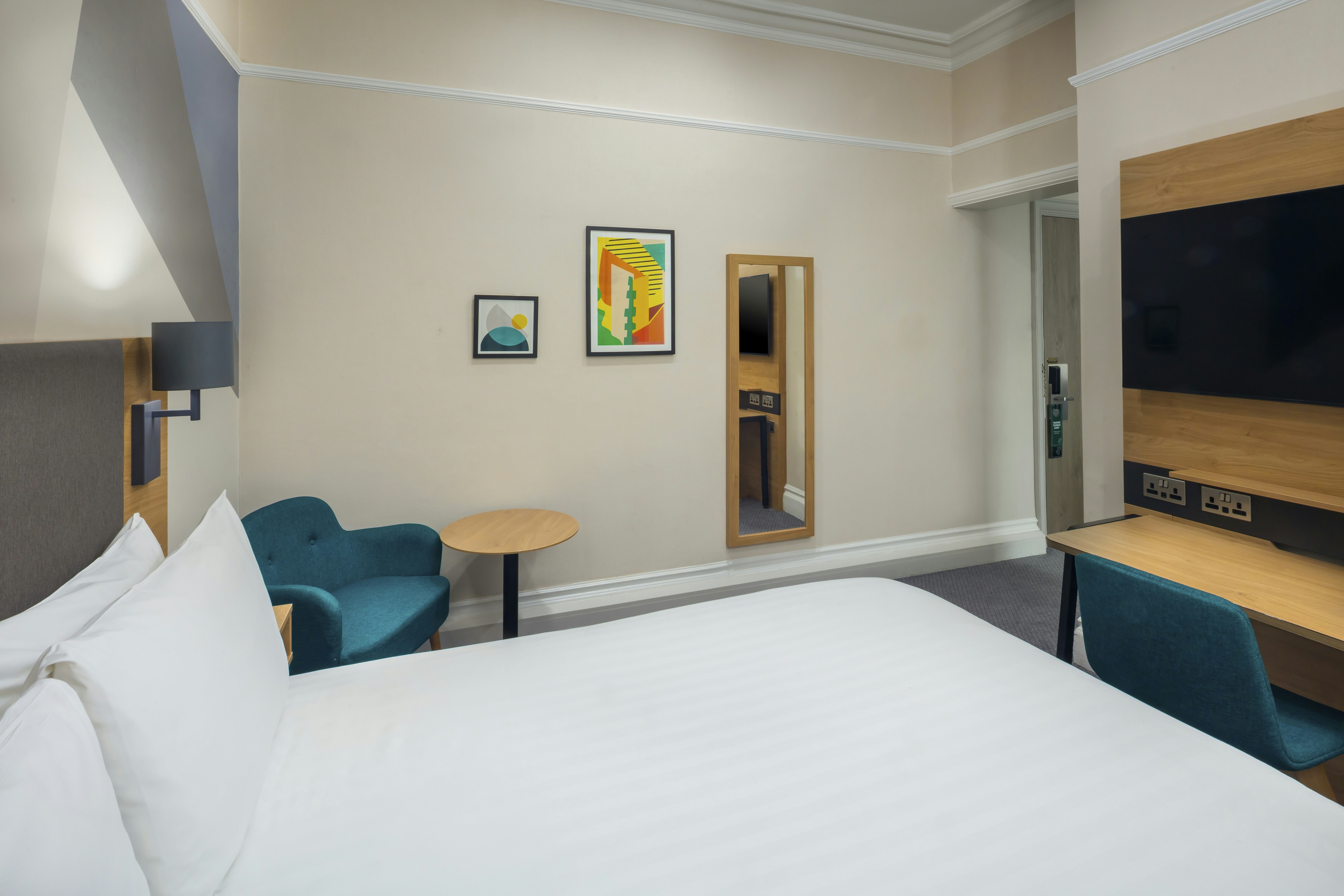 Holiday Inn Farnborough by IHG 22/74