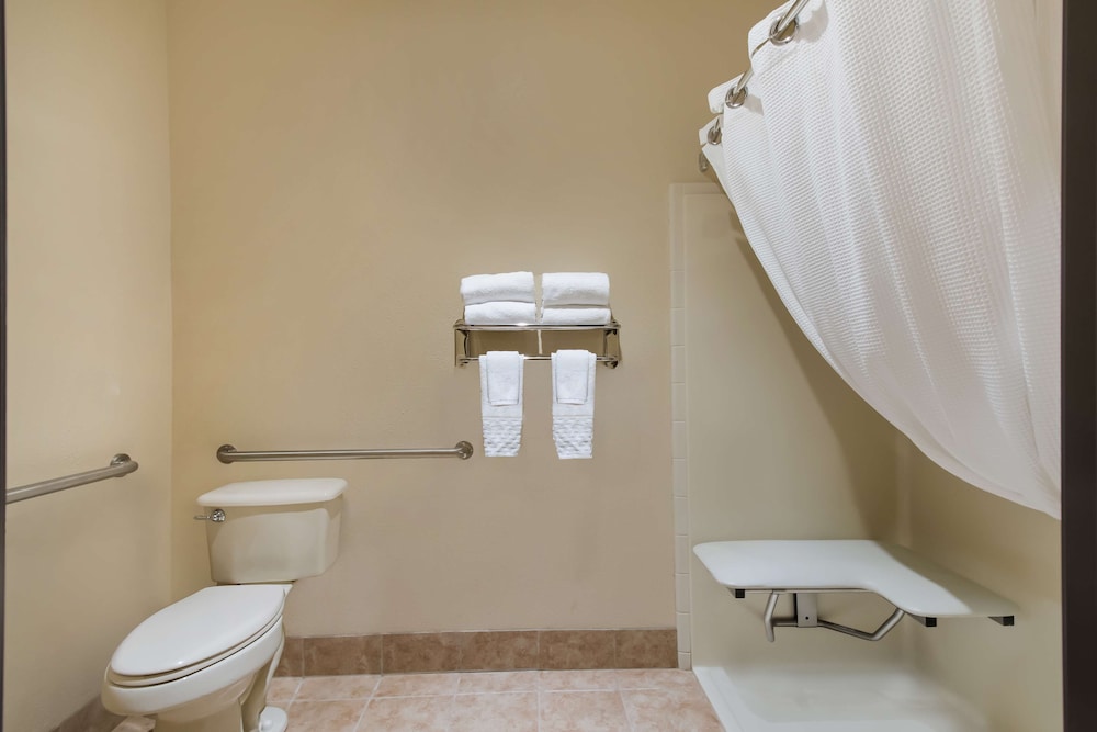 غرفة قياسية بسرير كينج بحوض جاكوزي لذوي الإعاقة، Best Western University Inn & Suites 4/6