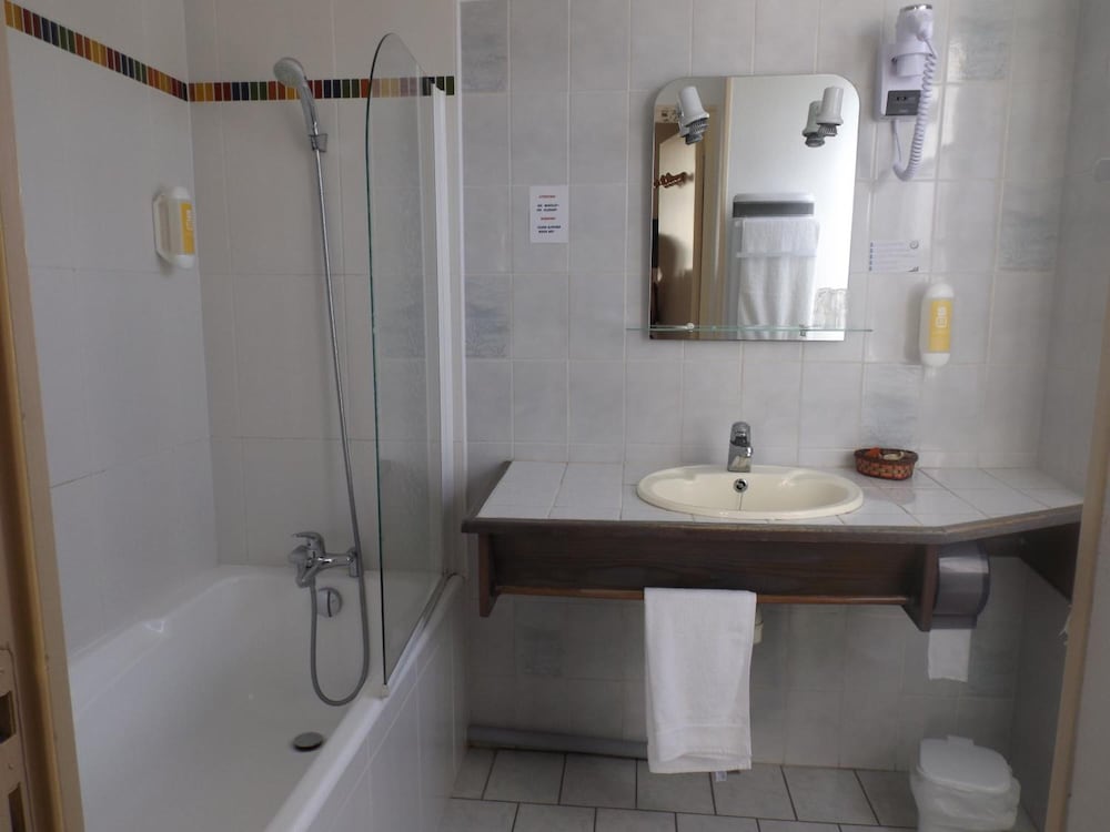 P'TIT DEJ-HOTEL COGNAC LA RESIDENCE 40/47