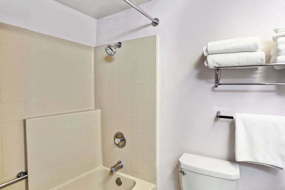 Days Inn & Suites by Wyndham Fullerton 7/26