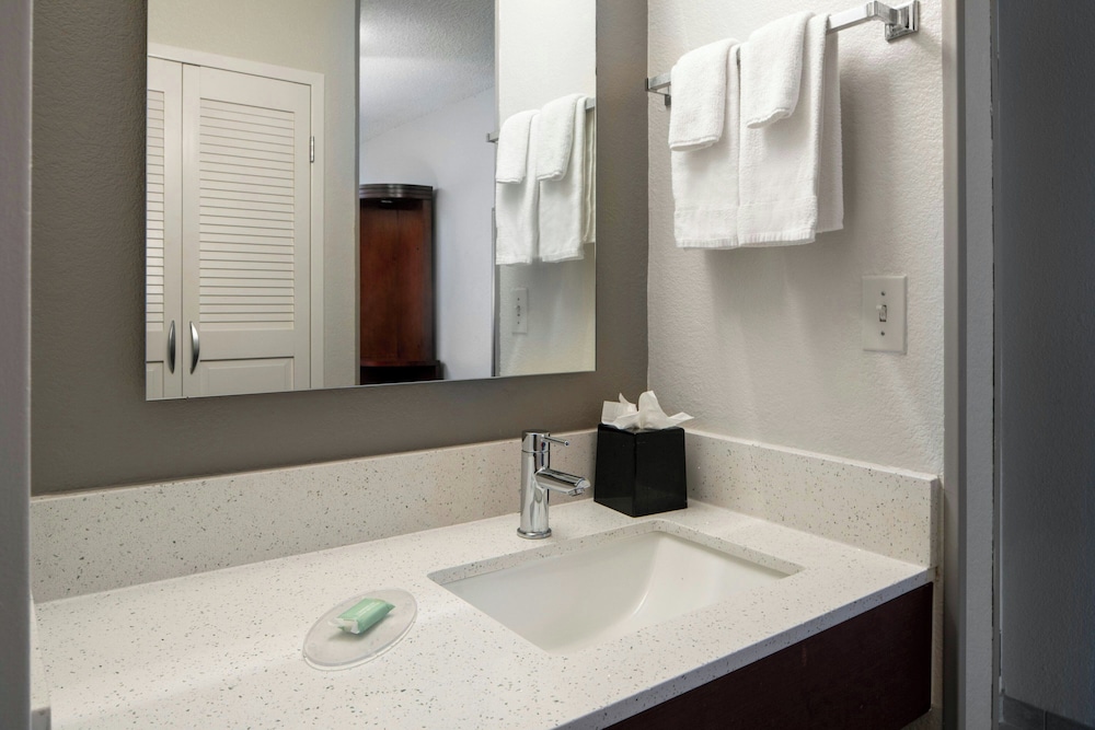 1 Bedroom, Suite, King Bed, Sofa, Balcony, Accessible