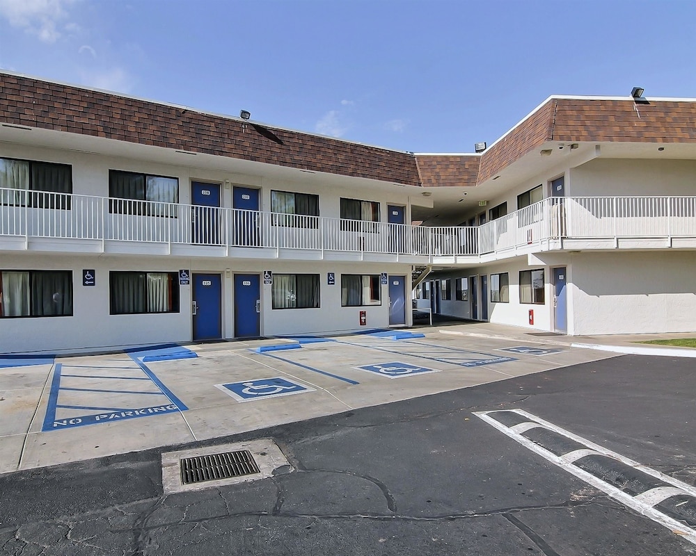 Motel6 Palmdale, CA 48/60