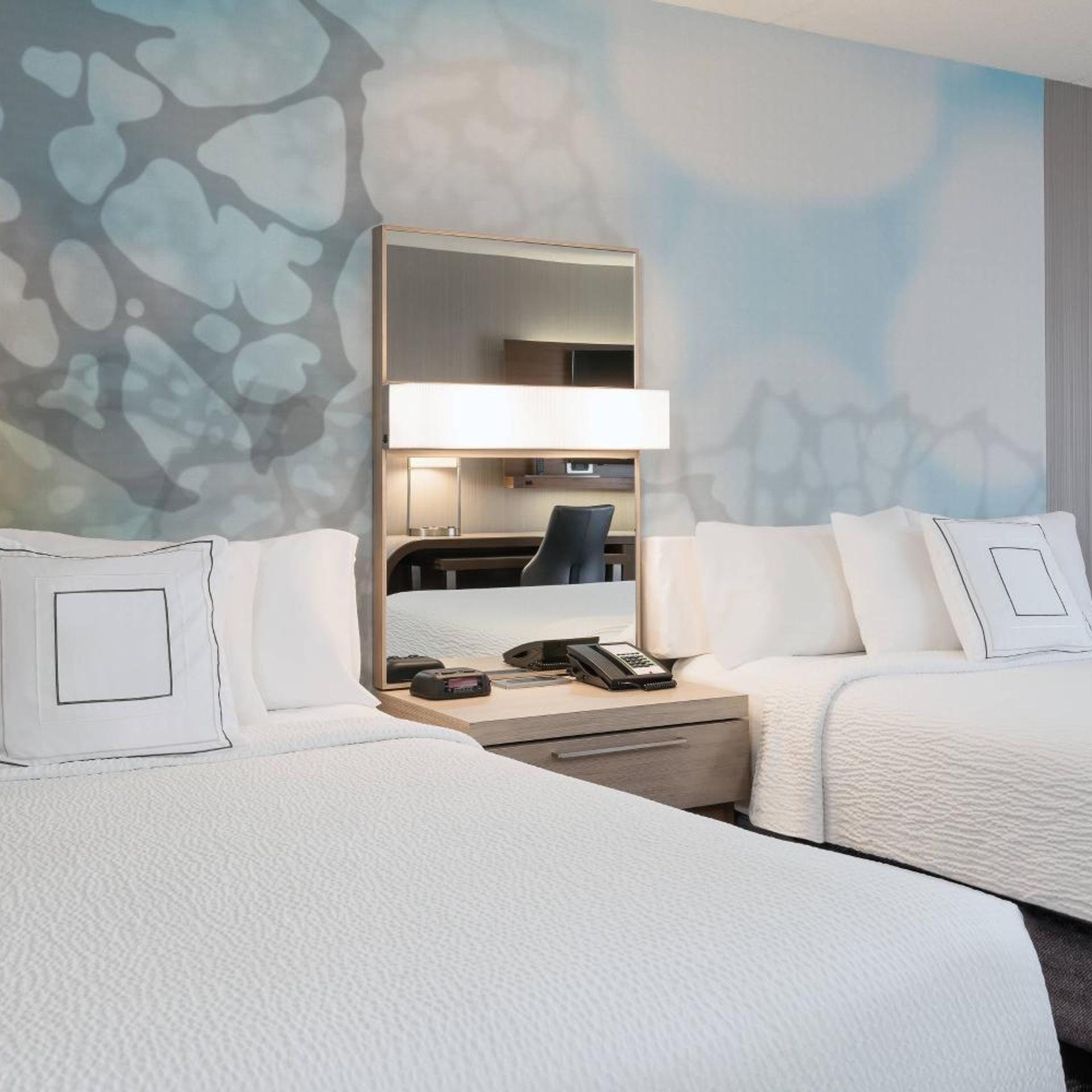 غرفة بسرير كينج وسريرين كوين، Courtyard By Marriott Toronto Vaughan 4/10