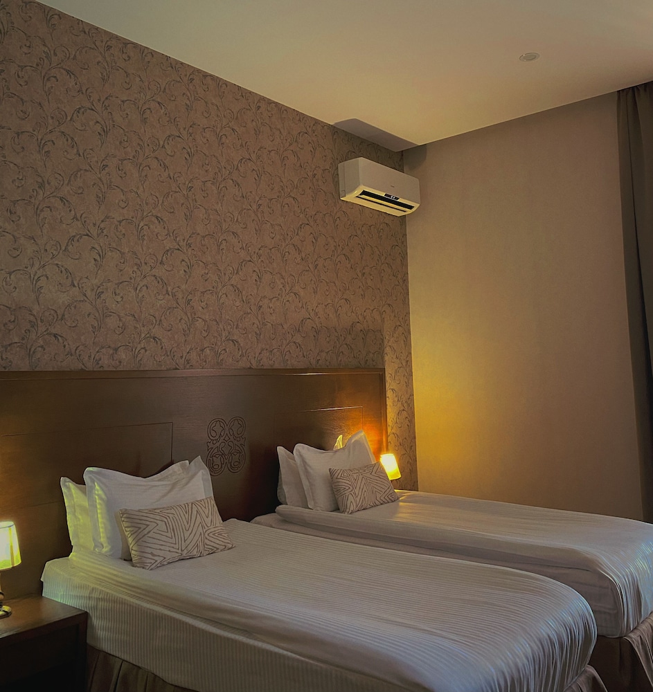 STANDARD, TWIN BEDS, CITY VIEW
