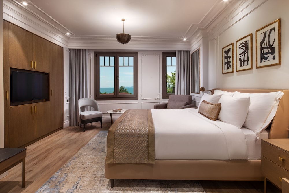 Deluxe, Sea View