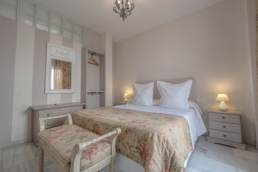 APARTMENT, TWIN BEDS, SOFA