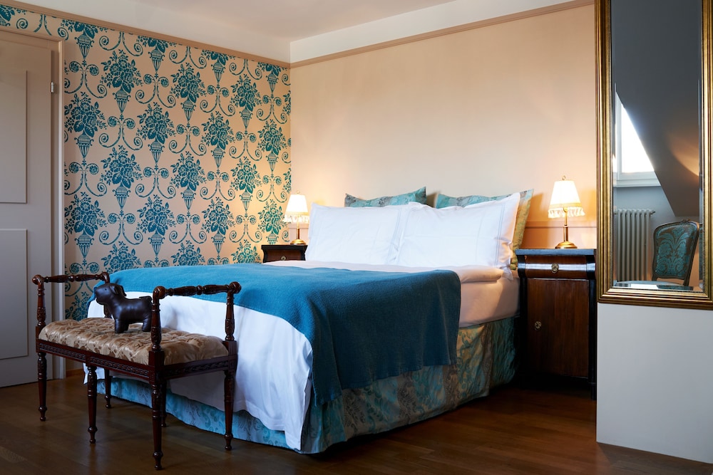 DELUXE, DOUBLE OR TWIN BED