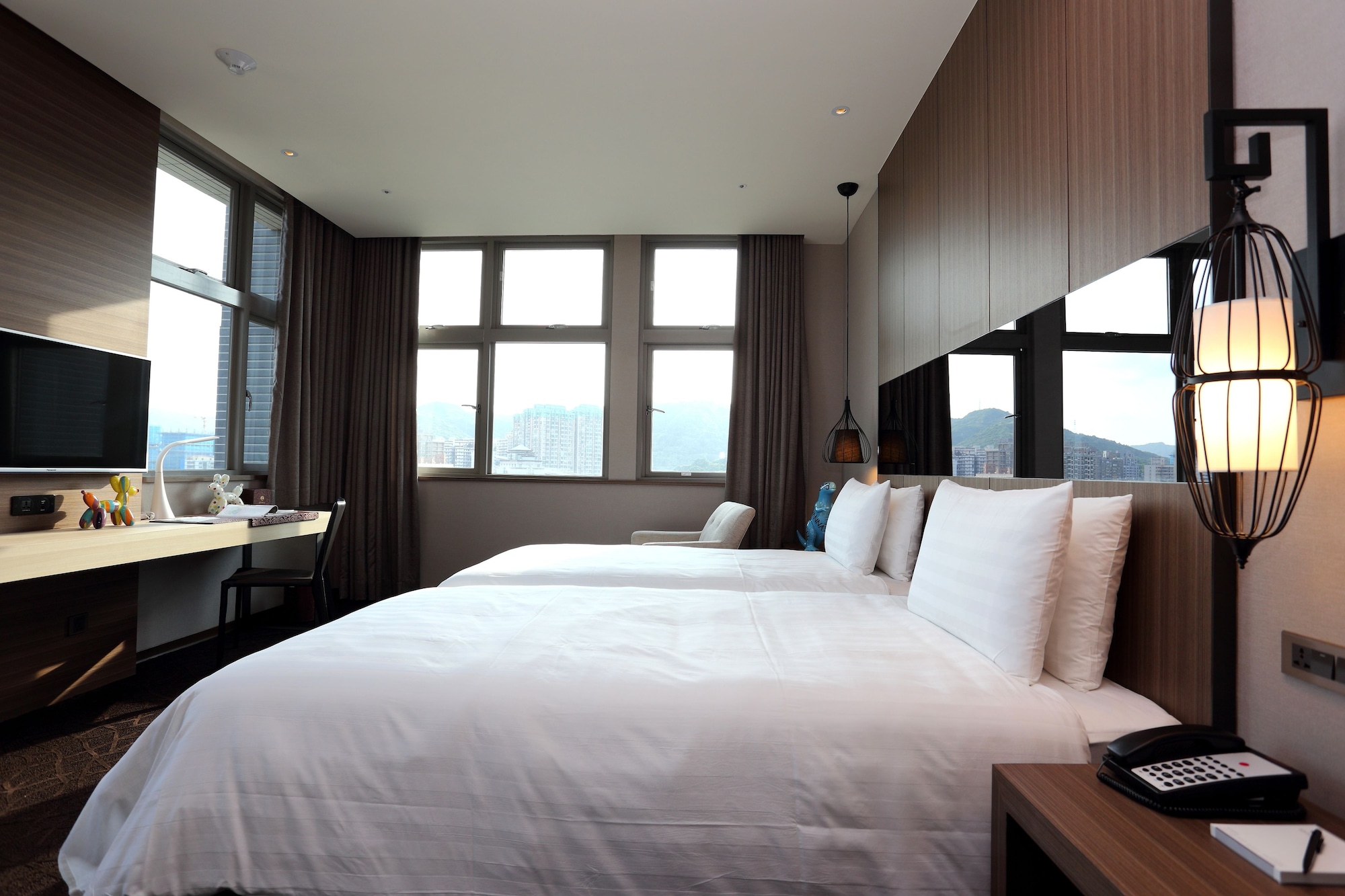DELUXE, TWIN BEDS