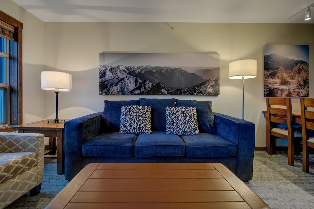 Blackcomb Springs Suites by CLIQUE 45/70