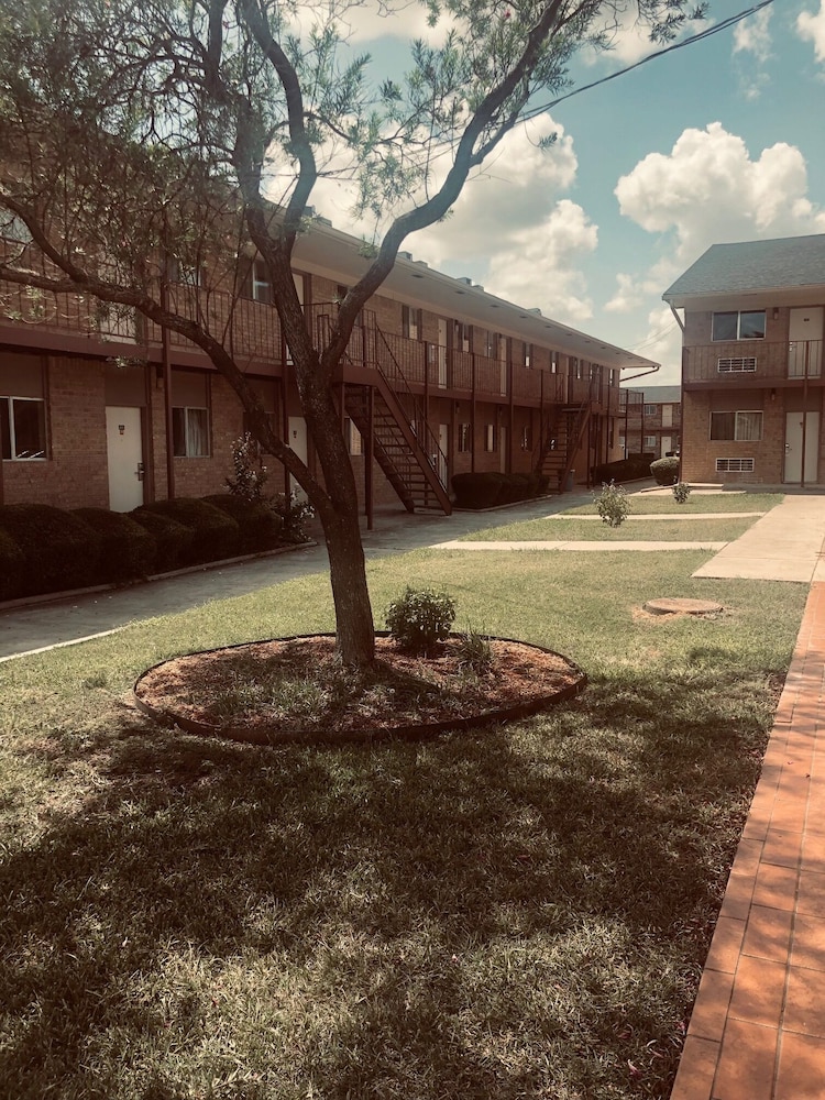 Hallmark Inn and Suites 20/22