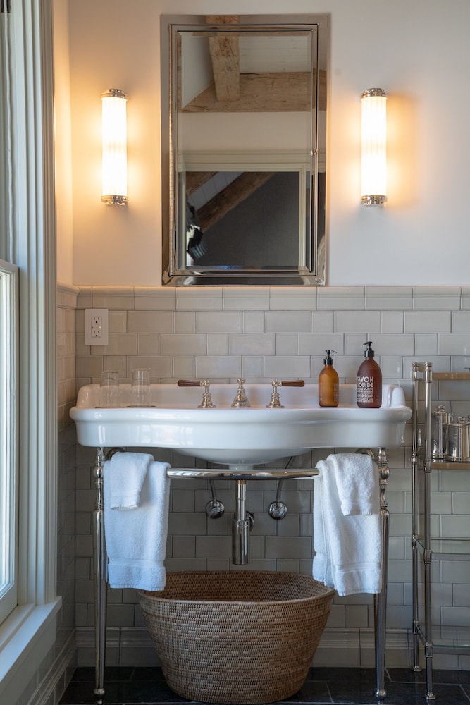 Public House Lofts by Eleven 46/49
