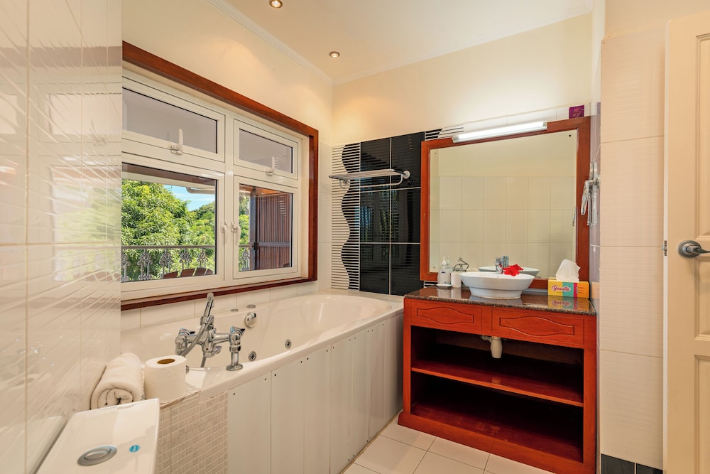 Glacis Heights Villa 47/50