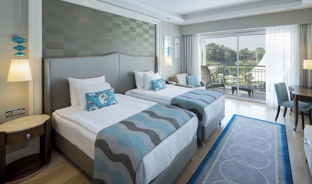 Pool, Family, Suite, Queen and Twin Beds, 2 Sofa, Balcony
