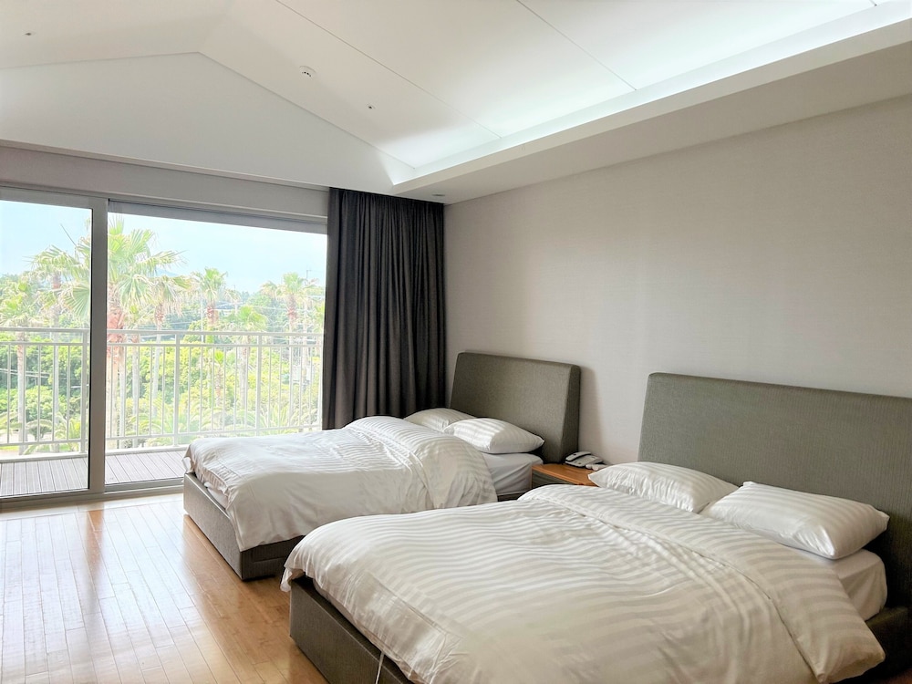 Interior, Water, Family, 2 Double Beds