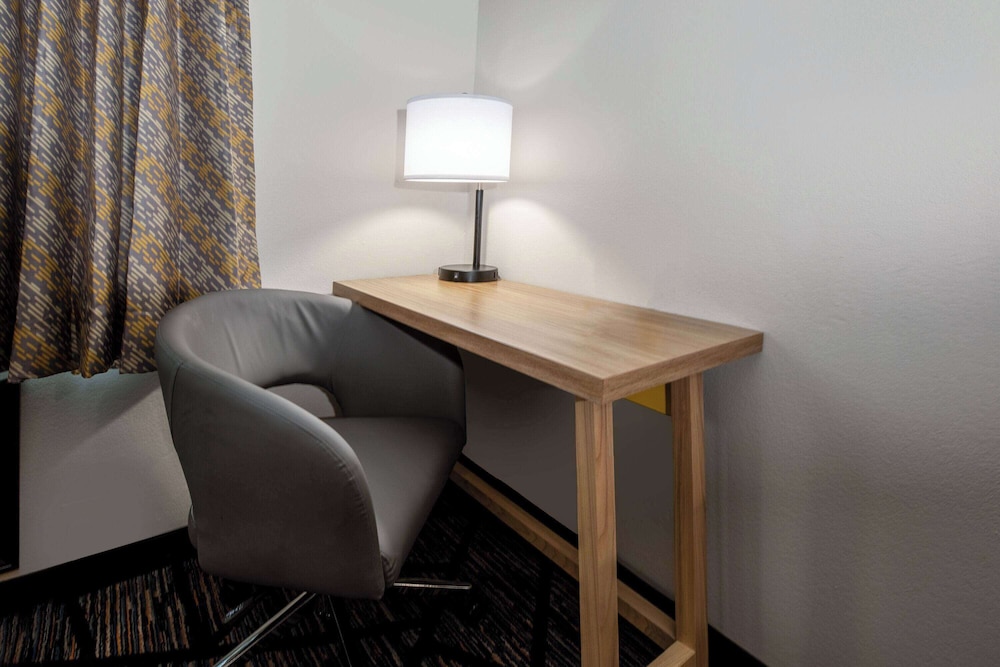 Days Inn by Wyndham Baton Rouge/I-10 29/56