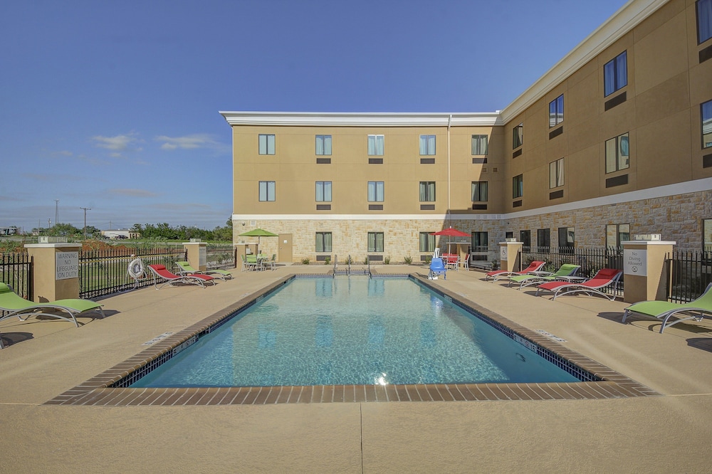 Holiday Inn Express And Suites Carrizo Springs 4/40
