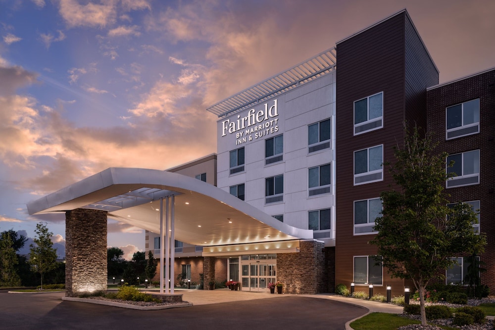 Fairfield Inn & Suites by Marriott Cleveland Tiedeman Road 2/26