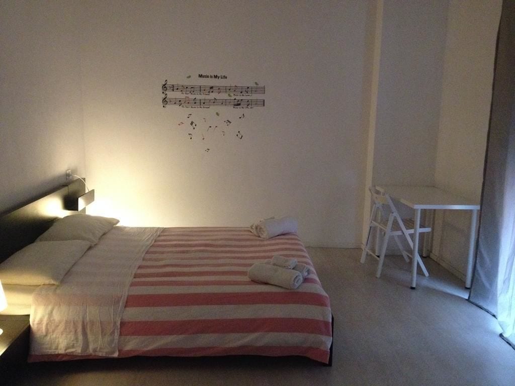 ROOM, SINGLE