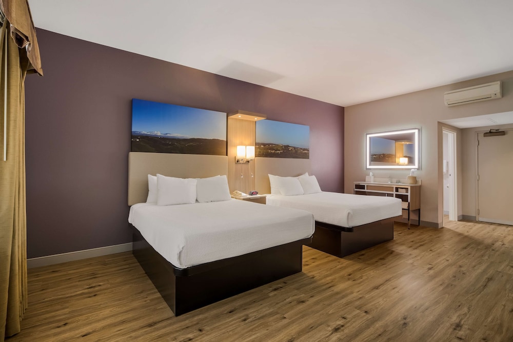 Standard, 2 Queen Beds, Freeway Side, Accessible