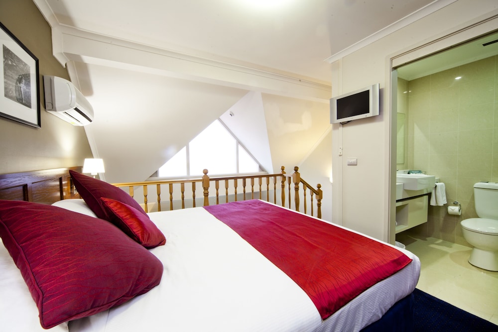 Mercure Canberra 12/41