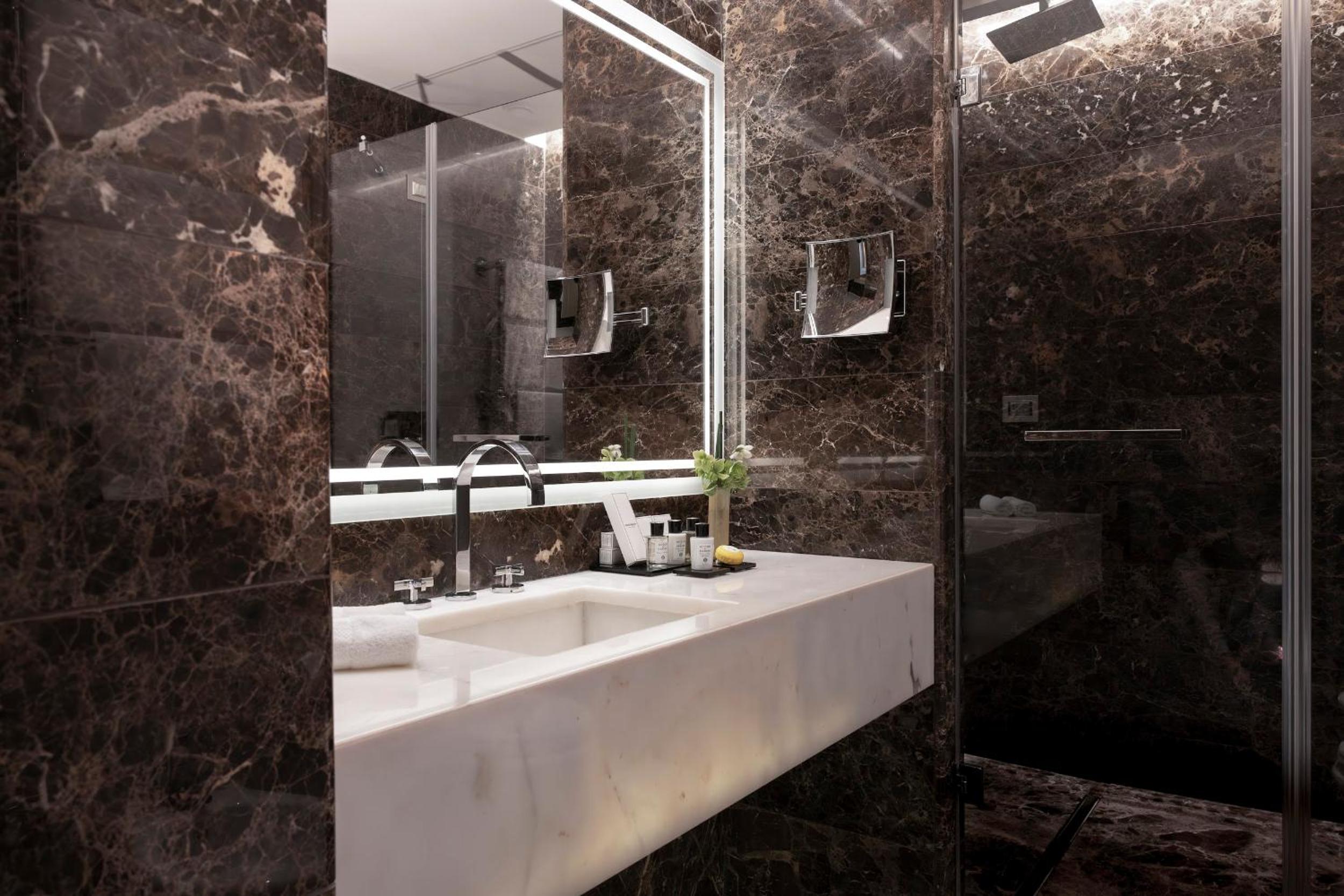 Suite, King Bed, The First Roma Arte 5/5