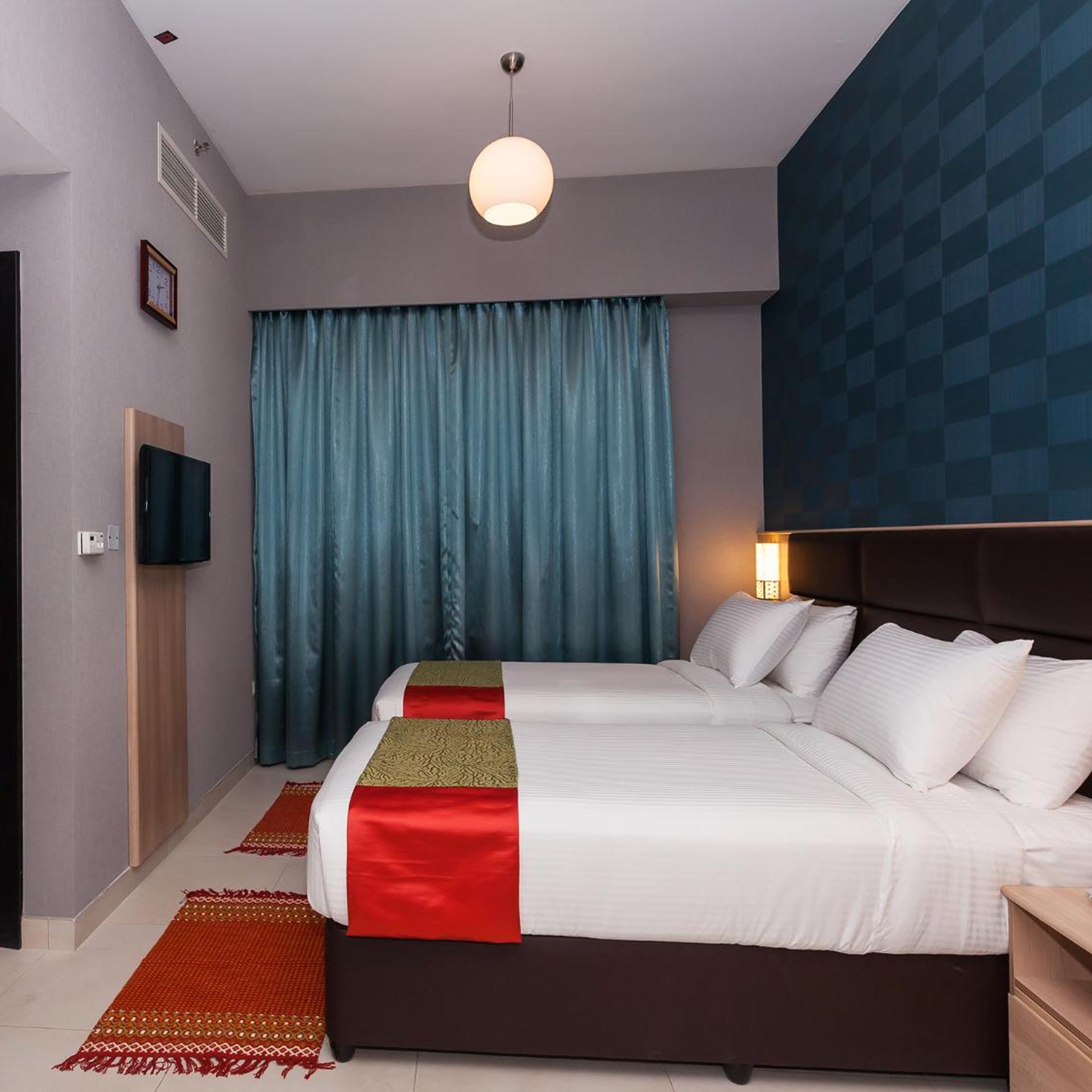 DELUXE, TWIN BEDS