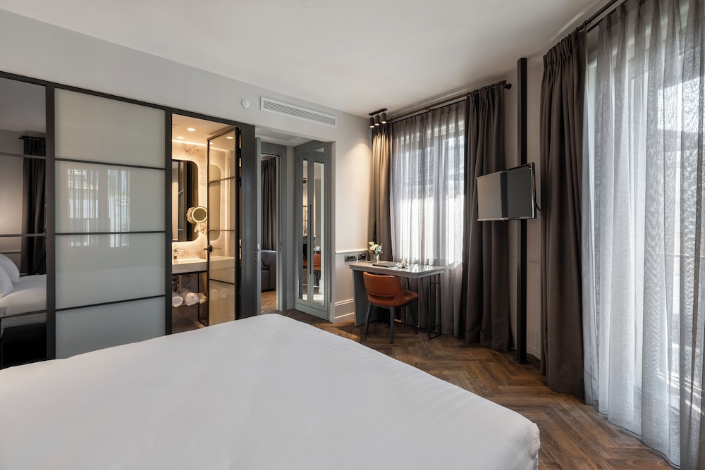 SUITE, KING BED, CITY VIEW, SOFA