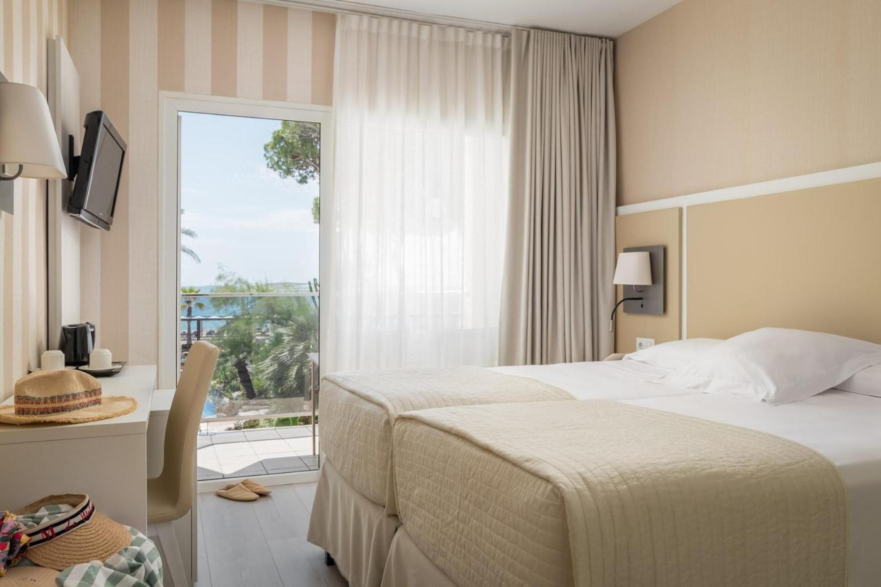 Room, Double or Twin Bed, Pool and Sea View