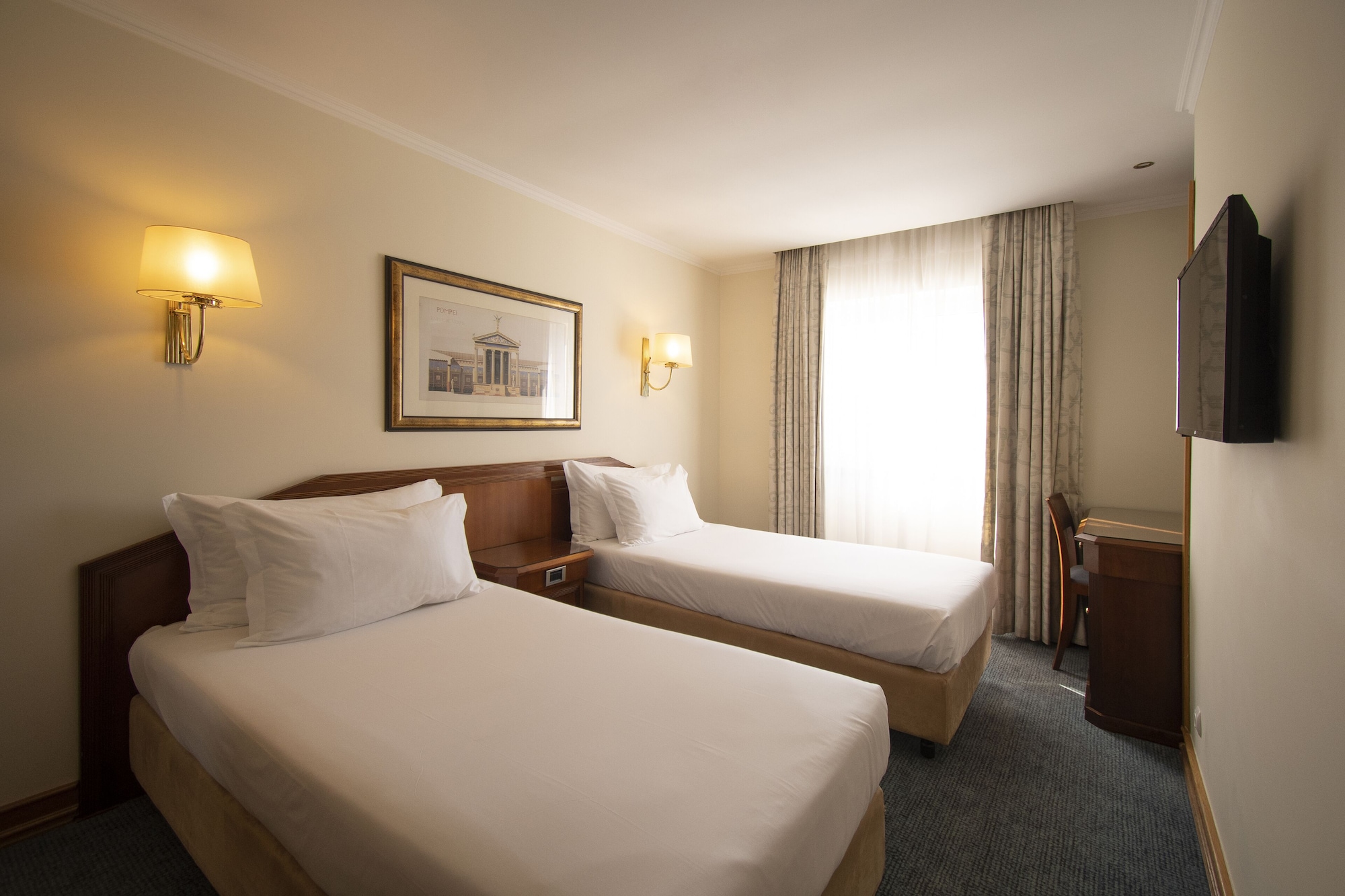 ROOM, DOUBLE OR TWIN BED
