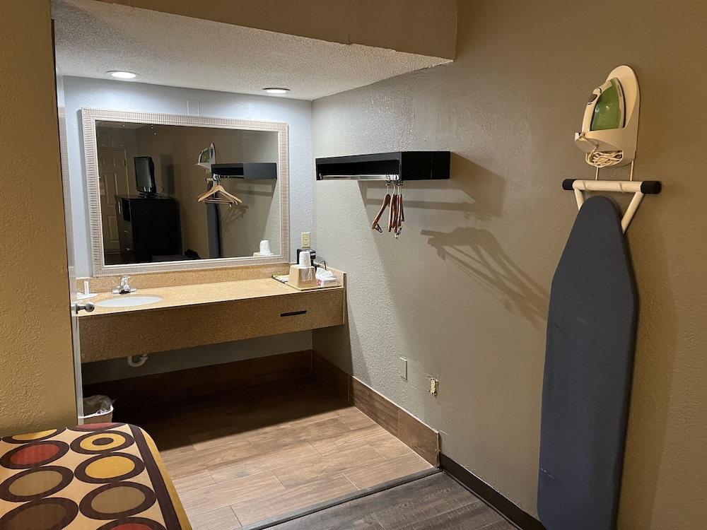 Super 8 by Wyndham Meridian 9/25