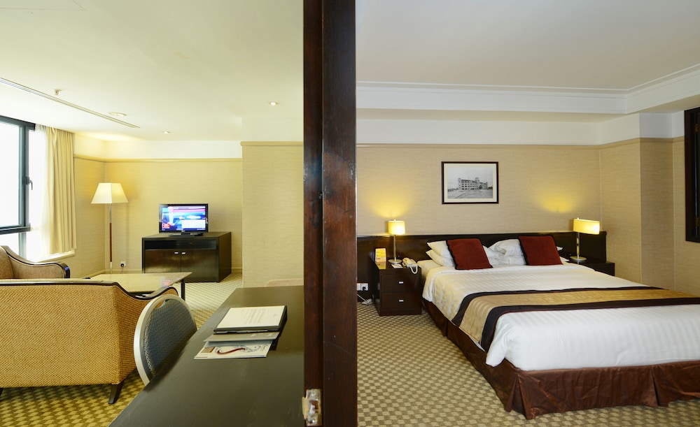 Pacific Regency Hotel Suites 19/70