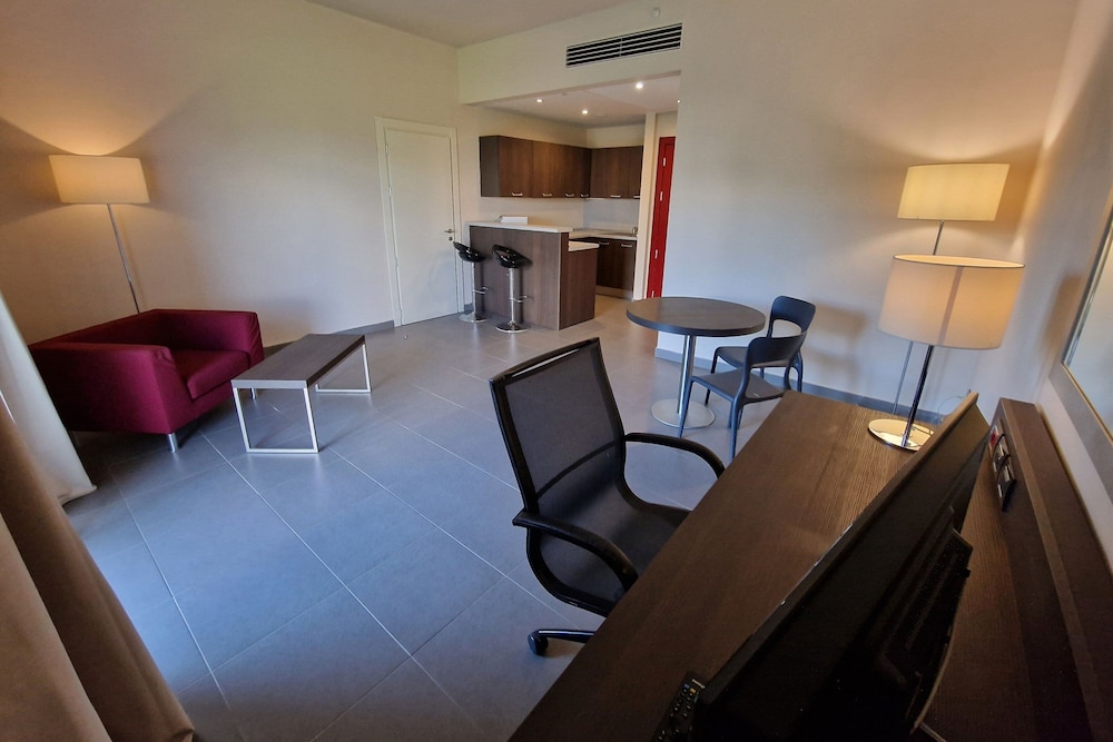 Inn Naples Airport 50/71