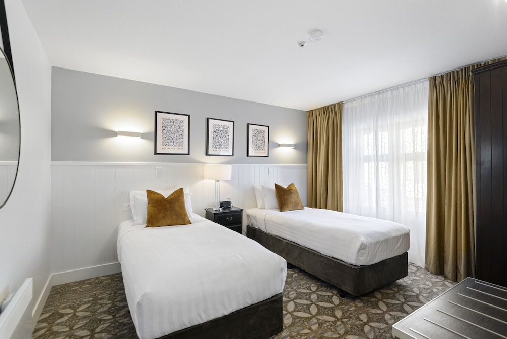 Scenic Hotel Cotswold 12/69