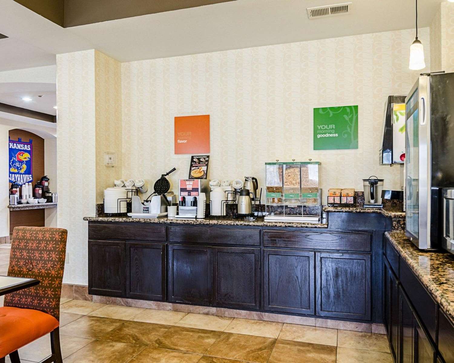 Comfort Inn & Suites Lawrence - University Area 10/49