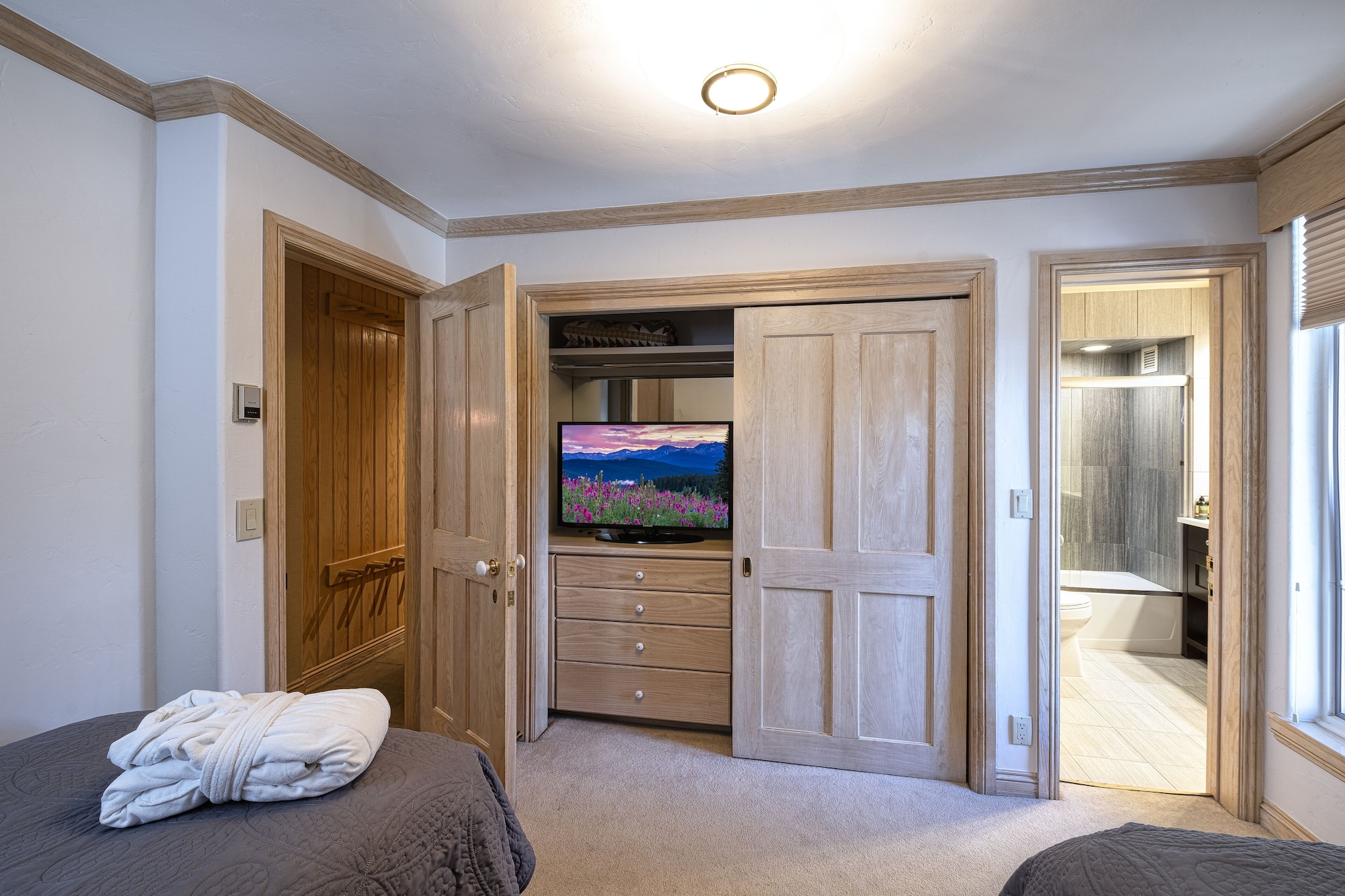 4 BEDROOMS, CONDO, MOUNTAIN SIDE
