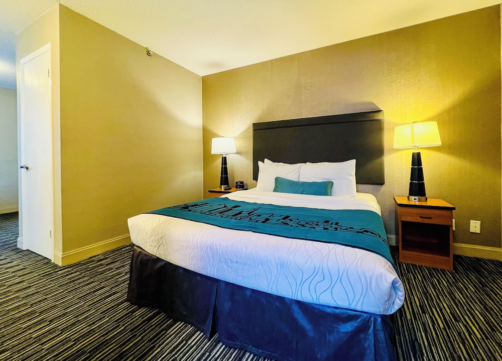 EXECUTIVE, SUITE, QUEEN BED, LIVING AND DINING AREAS
