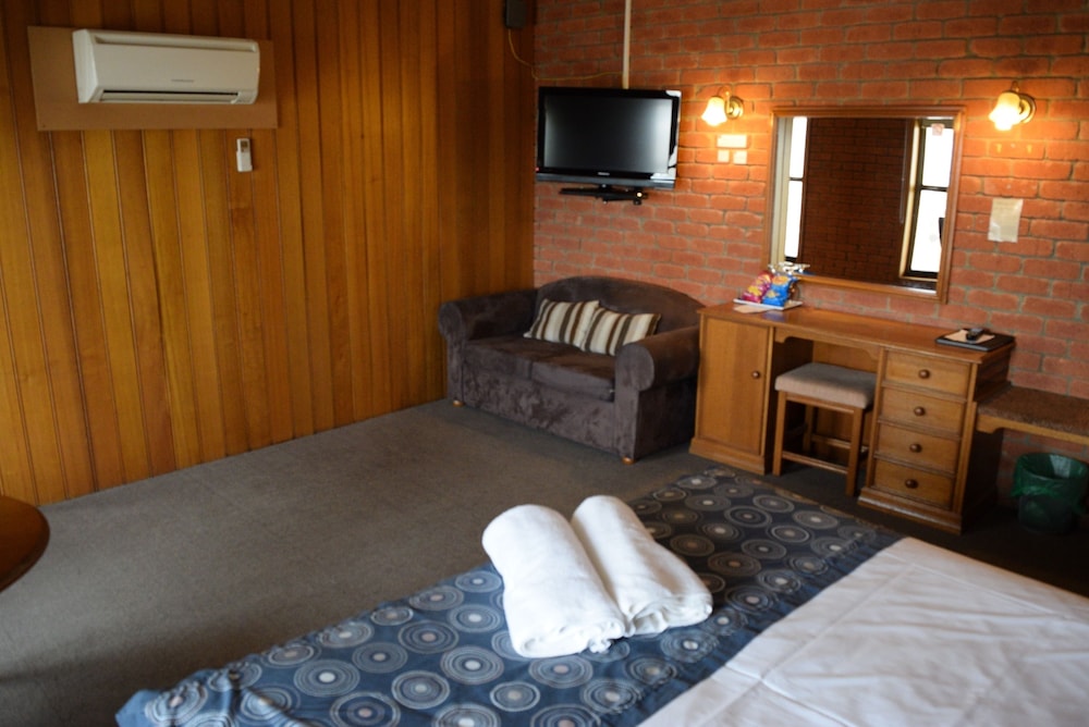 Bakery Hill Motel 28/35